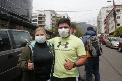 Abigaíl y Stalin madrugaron desde Riobamba para poder adquirir las anheladas entradas.