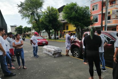 Familiares del hombre llevaron los féretros desde Portoviejo, en Manabí. Luego trasladaron el cuerpo del sujeto hacia esa provincia.
