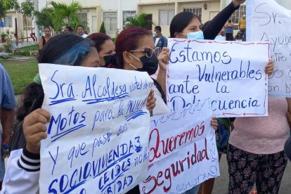 Con carteles moradores de Socio Vivienda protestaron por más seguridad.