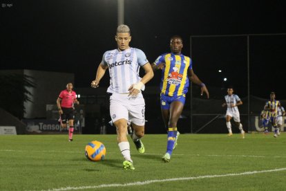Guayaquil City (celeste) no pudo en casa ante Delfín, en el cierre de la fecha 4 de la LigaPro.