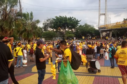Los Zambrano viajaron desde Pedernales, ocho horas para estar en el estadio Monumental, mientras que los Arriega de Loja, se dieron vacaciones lunes, martes y míércoles, todo por llegar a ver al ídolo enfrentar a América en la fase 3 de la Copa Libertadores. La previa del Barcelona ante los brasileños fue una fiesta total fuera del estadio.
Desde las 10:00 del martes 15 de marzo llegaron los hinchas, muchos ya tenían la quincena y otros prestaron dinero, la idea era una sola, estar en el estadio.
"Esto se llama amor por el equipo, no me importa venir de tan lejos, mi Barcelona yo lo sigo hasta la muerte, si hasta la muerte" decía Javier Bravo, un hincha que había llegado desde Esmeraldas.
Mientras que Aníbal Bravo, había salido de la Cooperativa 6 de Julio en la vía Naranjal - Machala, en moto hasta el estadio: "Mi equipo me llama, es el ídolo del Ecuador".
Hubo toda clase de ventas, desde comida, mortadela con maní y limón, hasta las fundas de plásticos para cuidar los celulares, dos fundas por 25 centavos, si las mismas fundas que sirven para hacer bolos o hielo, el ingenio de la gente no tiene límites.
Lo mejor del partido fue el regreso de la genta en gajo al estadio Monumental.