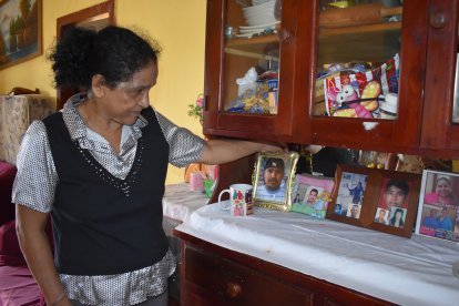En un aparador tiene las fotos de sus seres queridos. Sus hijos fallecidos nacieron en tres años seguidos: 1984, 1985 y 1986, y murieron consecutivamente: 2020, 2021 y 2022.