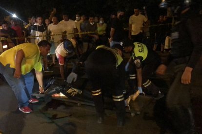 Dos muertos fue el resultado del impacto entre una moto y un auto desconocido.