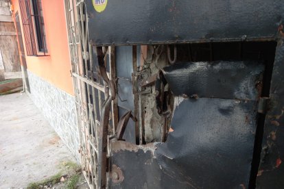 Los hechos se registraron la madrugada del miércoles 16 de marzo, en calles cercanas del suburbio. Los perjudicados son parientes.