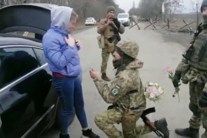 En redes sociales se viralizó la romántica y fuera de lo común compromiso de una pareja en medio de la invasión rusa.