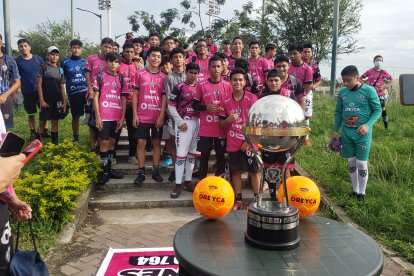 El trofeo de la Copa Sudamericana en el Parque Samanes con los chicos de Independiente del Valle.