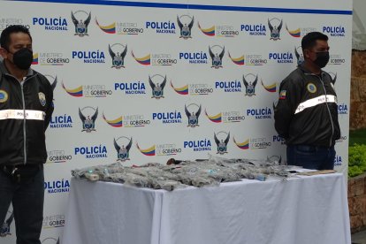 Las armas incautadas a adolescentes fueron mostradas en el cuartel Modelo.