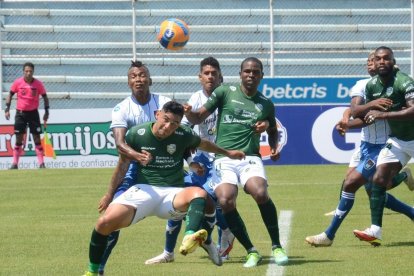 En todas las fotografías del torneo de la LigaPro, que envía la agencia API se visualizan montajes de publicidades.