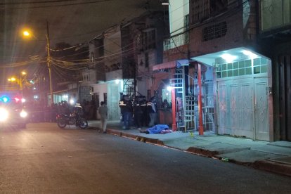 Lo balearon mientras velaba a su hermana