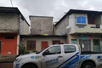 El objeto ocasionó daños en el techo. Un orificio fue cubierto con un parasol. En la barriada hay temor.