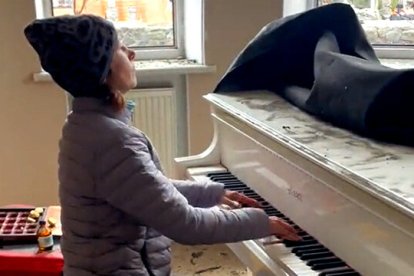 En redes sociales, el video de la mujer se comparó con una escena de la película El Pianista situada en Polonia durante la Segunda Guerra Mundial.