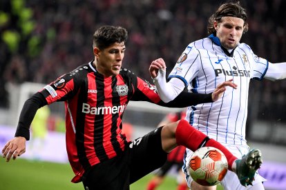 Piero Hincapié fue titular en la derrota que sufrió el Bayer Leverkusen, ante el Atalanta de Italia, en la UEFA Europa League.