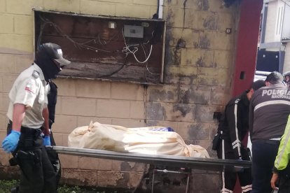 El cuerpo del dueño de casa fue el primero en ser extraído del lugar de los hechos.