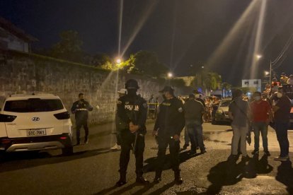 Víctima de los disparos, el conductor perdió el control del carro.