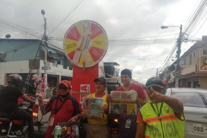 Los que no tenían el periódico salieron corriendo a comprar su ejemplar del día.