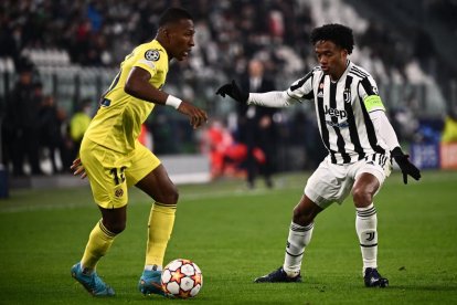 ¡Pervis Estupiñan bailó y dio regalo!