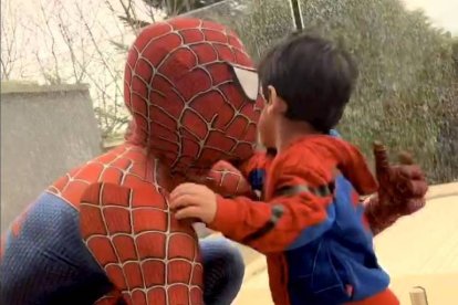 Lucas Paquetá se disfrazó de un superhéroe para sorprender a su hijo.
