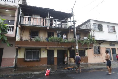 En el percance no hubo heridos. El inmueble, de construcción mixta, quedó parcialmente destruido por un incendio que se originó.