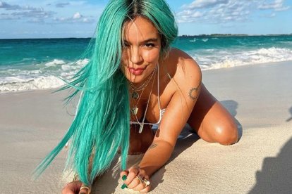 Carolina Giraldo Navarro, conocida artísticamente como Karol G, es una cantante y compositora colombiana