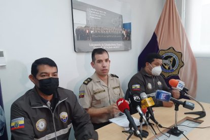 El teniente coronel Carlos Perugachi (centro) habló sobre las necropsias realizadas en el 2022.