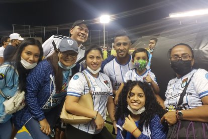 El festejo del gol fue un hecho sincronizado entre el # 10 del Súper 9 y su esposa, que estaba en la tribuna. Al final del partido el goleador recibió como premio un beso de su amada y el abrazo de sus familiares.