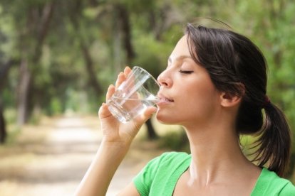 Beber agua, diariamente, ayuda al bienestar del cuerpo.