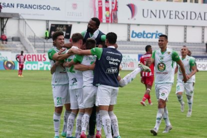 Esta es una fotografía que envía LigaPro, donde al fondo se observa el logo de la empresa auspiciante del torneo.