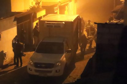 Momento en el que sacan un cuerpo y lo embarcan en la ambulancia de Medicina Legal.