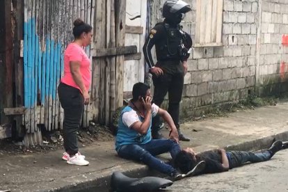 Los lugareños custodiaron a los individuos hasta la llegada de los agentes.