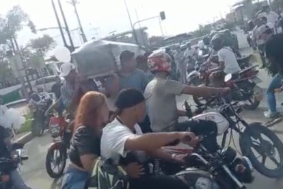El féretro de Steven  era subidopor sus ‘panas’ a las motos para darle los piques.