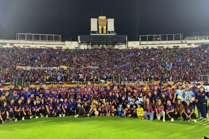 La plantilla del Deportivo Quito se tomó una fotografía con la hinchada chulla, que los alentó desde las gradas.