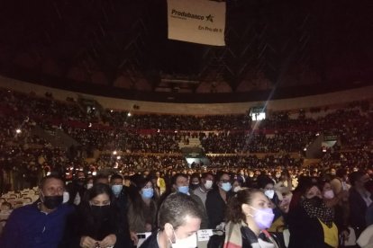 Fans de José Luis Perales se dieron cita en el Coliseo Rumiñauhi.
