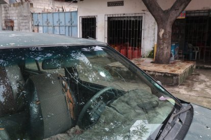 En el sector del ataque, dos vehículos  y tres casas sufrieron daños por los disparos.