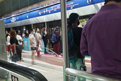 Las mujeres hacen fila de manera separada.