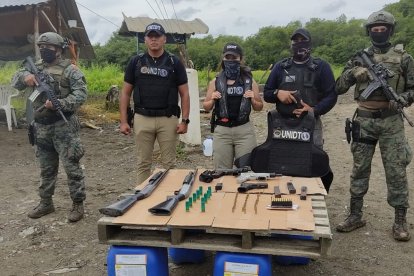 Militares ecuatorianos decomisan material bélico y detienen a tres personas