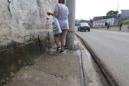 En esta esquina hallaron parte de las fundas en las que habrían envuelto el cuerpo del hombre.