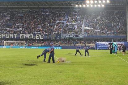 Personal de Emelec intenta drenar el agua del Capwell.