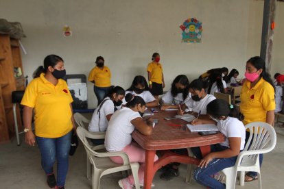 En la cooperativa Janeth Toral 2, en Guayaquil, un grupo de maestras trabaja con jóvenes para llenar los vacíos académicos en alumnos.