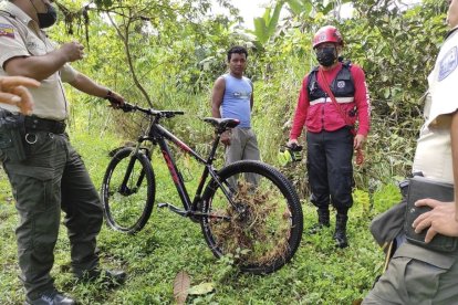 Los bomberos localizaron primero la bicicleta y después el cuerpo.