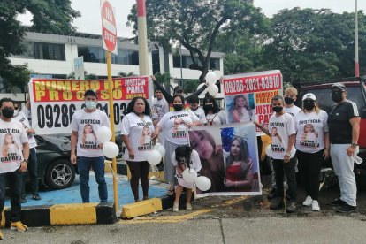 Los familiares de a joven realizaron plantones durante las diligencias judiciales que hasta ahora se han realizado.