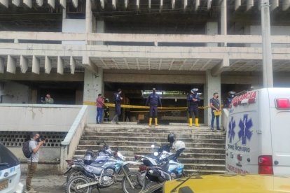 A mano derecha, dentro de este edificio vetusto y que quedó afectado por el terremoto, hallaron otro cadáver.