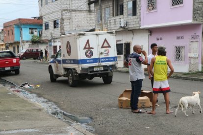 Un muero y un herido en balacera en las calles 13 y la B del Suburbio de Guayaquil.