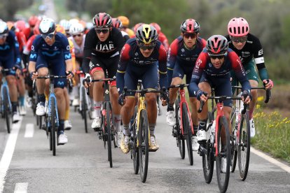 El tricolor Richard Carapaz (c) es el líder del Ineos Grenadiers y contó con el apoyo de sus compañeros en la etapa inicial de la Vuelta a Cataluña.