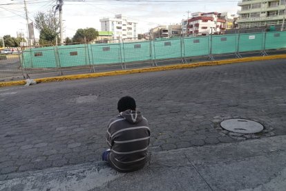 Entre trabajadores de la calle Azuay y Oriente, sur de Ambato, lamentan lo ocurrido al joven.