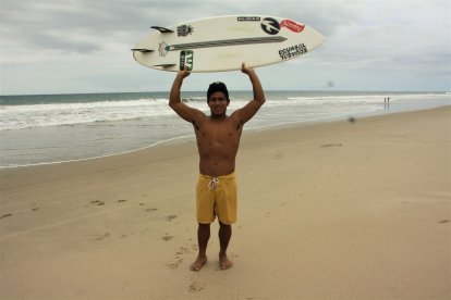 El surfista Álex Suárez dedica cuatro horas diarias a su  preparación, la cual incluye prácticas en el mar y trabajo físico en el gimnasio.