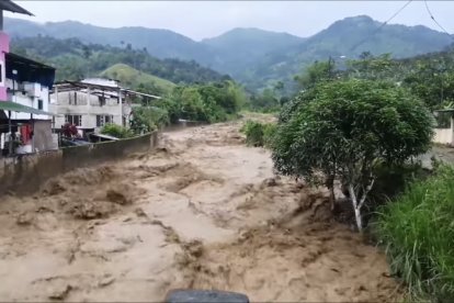 El fuerte caudal va arrasando con todo a su paso y unos comuneros han debido evacuar sus casas y hacen vigilia.