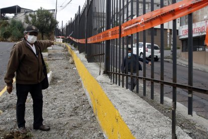Un vecino muestra el primer muro que les pusieron.