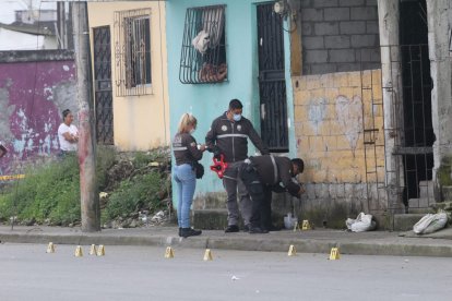 La Policía Nacional recogió indicios balísticos en el lugar.