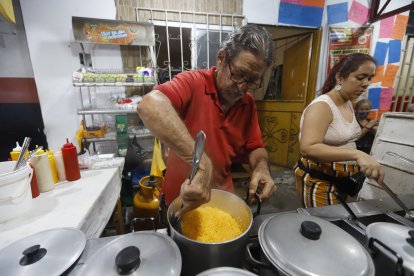Victoriano, sus hijos y su esposa tienen un comedor en la avenida José Velasco Ibarra, en el sector de Bellavista, al norte de Guayaquil.