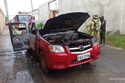 El vehículo que habrían usado los atacantes para movilizarse fue hallado quemado.